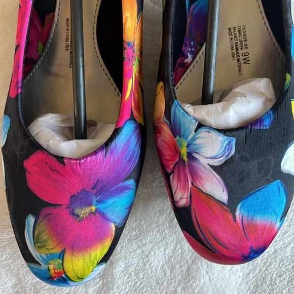 NWOT, 9 wide, Angel Flex Black Floral Closed , Round Toe Pumps Shoes. - Picture 14 of 14